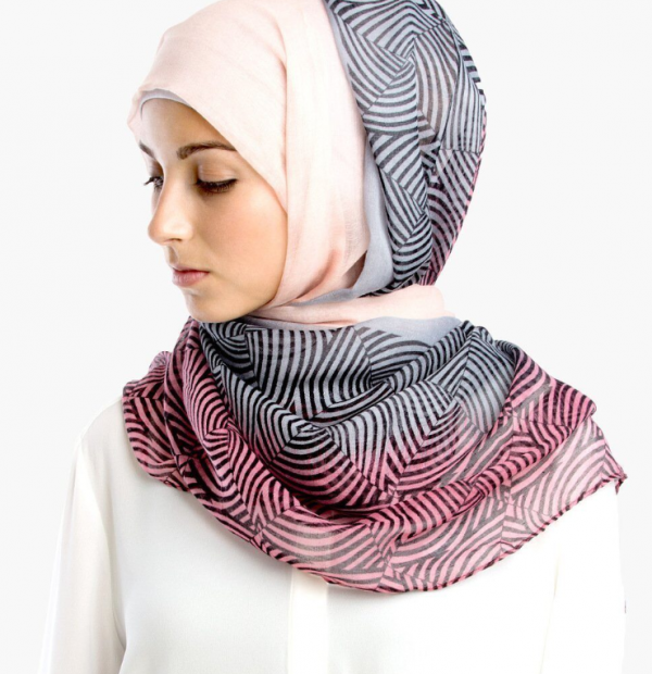 Hijab geometris dengan motif abstrak yang menarik